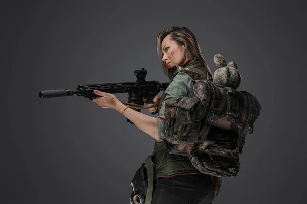 Studio Shot Attacking Female Mercenary Backpack Rifle — Stock Photo, Image