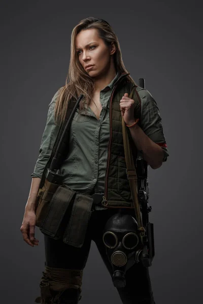 Retrato Mujer Militar Con Rifle Ajuste Post Apocalíptico Sobre Fondo — Foto de Stock