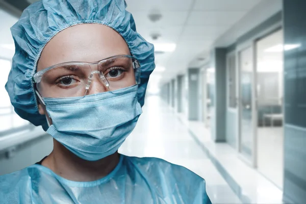 Πυροβολισμός Χειρουργού Γυναίκα Λαστιχένια Στολή Και Γυαλιά Κοιτάζοντας Την Κάμερα — Φωτογραφία Αρχείου