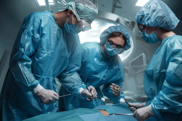 Постріл Трьох Хірургів Одягнених Одяг Маски Пацієнтом Операційній Кімнаті — стокове фото