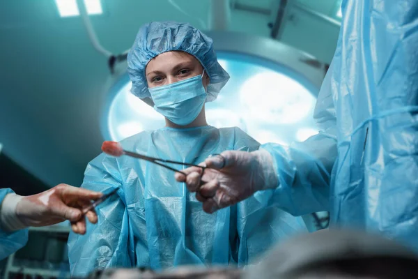 Tiro Mulher Médica Profissional Olhando Para Câmera Durante Operação — Fotografia de Stock