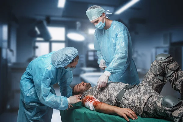 Πυροβολισμός Γιατρών Που Περιποιούνται Στρατιώτη Τραυματισμένο Χέρι Στο Σύγχρονο Χειρουργείο — Φωτογραφία Αρχείου