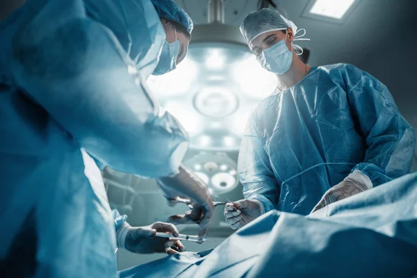 Постріл Трьох Хірургів Одягнених Одяг Маски Пацієнтом Операційній Кімнаті — стокове фото