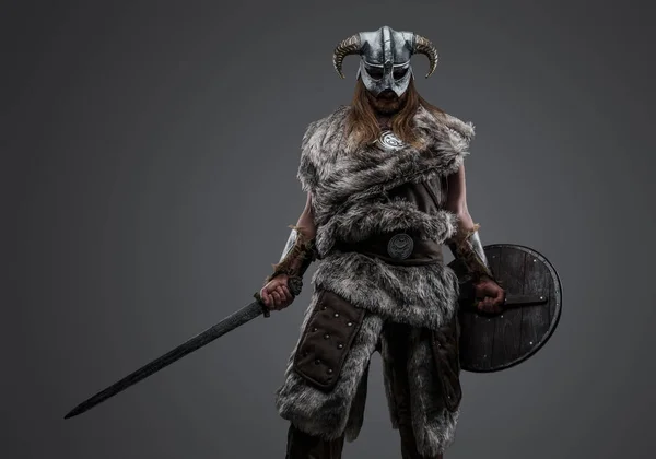Shot Ősi Viking Öltözött Szőrme Szarvas Sisak Ellen Szürke Háttér — Stock Fotó
