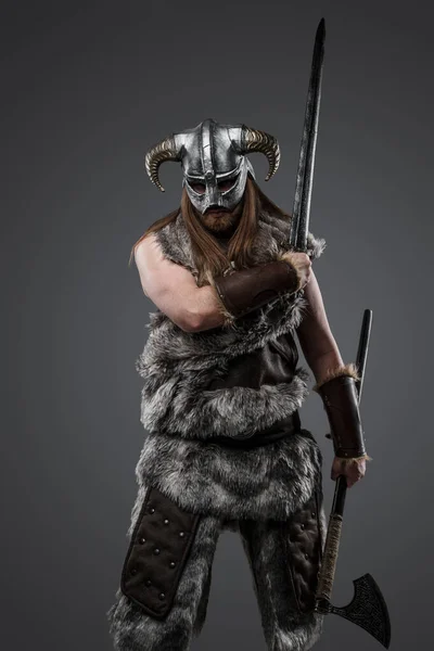 毛や長髪の剣や斧で北からの野蛮人のショット — ストック写真