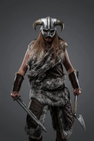 Aufnahme Eines Pelz Gekleideten Skandinavischen Kriegers Mit Schwert Und Axt — Stockfoto