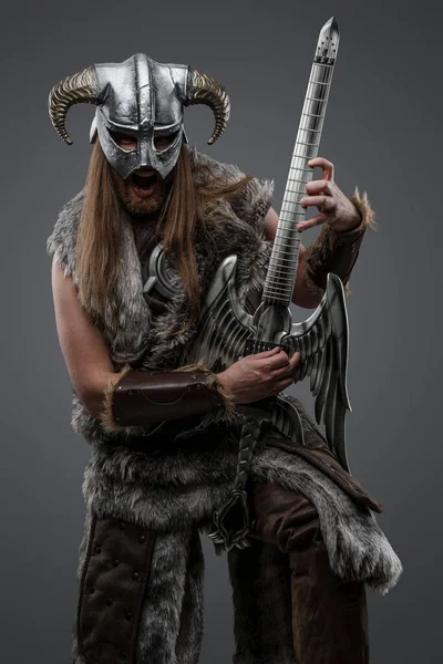 Kuzeyli Barbar Gitarist Uzun Saçlı Elektro Gitaristin Fotoğrafı — Stok fotoğraf