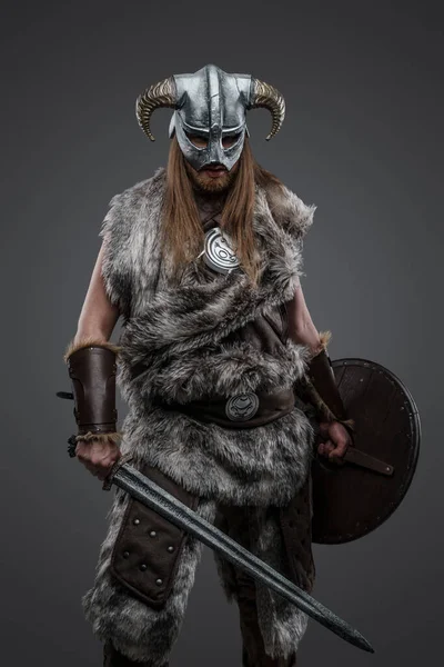 Shot Ősi Viking Öltözött Szőrme Szarvas Sisak Ellen Szürke Háttér — Stock Fotó