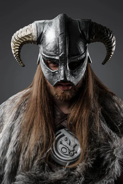 Studioaufnahme Eines Grimmigen Nordischen Kriegers Mit Langen Haaren Bekleidet Mit — Stockfoto