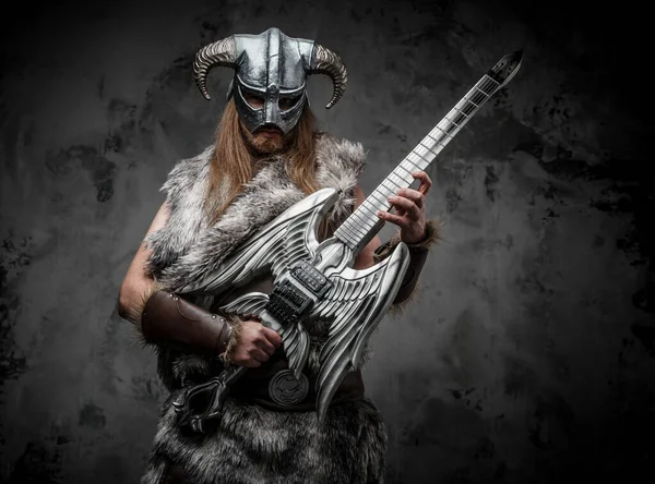 スタジオショットのScandinavian野蛮人とともにギターと角付きヘルメット — ストック写真