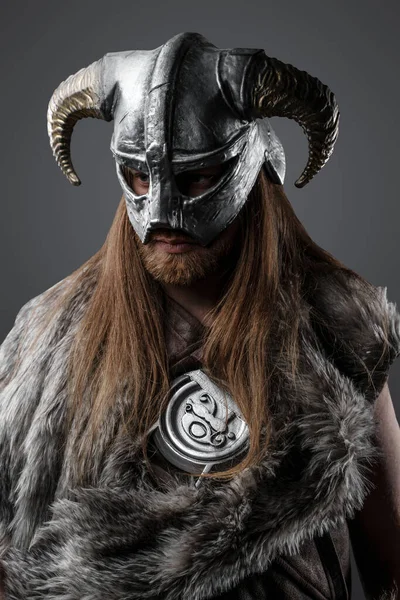 工作室拍摄的凶猛的北欧战士 头戴毛皮 头戴角头盔 — 图库照片