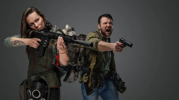 Studio Shot Woman Aiming Rifle Screaming Guy Setting Post Apocalypse — Stock Photo, Image