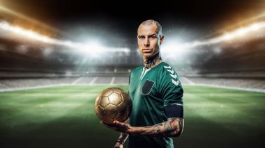 Futbol sahasına karşı spor giyimli kararlı futbolcunun portresi.