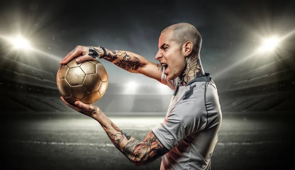 Portrét Křičící Fotbalista Muž Oblečený Sportovním Oblečení Proti Stadionu Flash — Stock fotografie