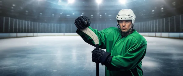 Hokey Oyuncusu Koruyucu Spor Giyim Kask Giymiş — Stok fotoğraf