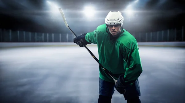 Hokey Oyuncusu Koruyucu Spor Giyim Kask Giymiş — Stok fotoğraf