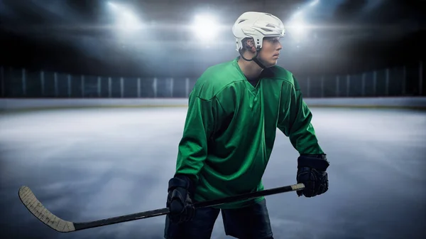 Tiro Jugador Hockey Profesional Vestido Con Uniforme Verde Estadio —  Fotos de Stock