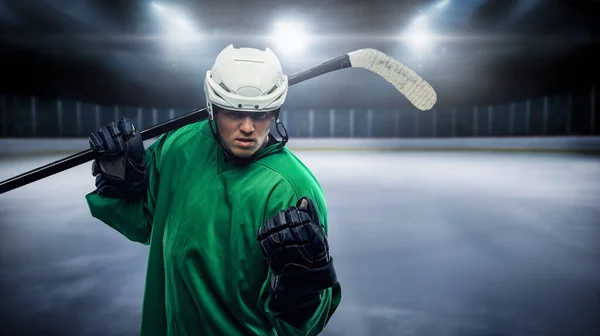 Porträtt Djärv Hockeyspelare Med Hockeyklubba Och Uniform Mot Rinken — Stockfoto