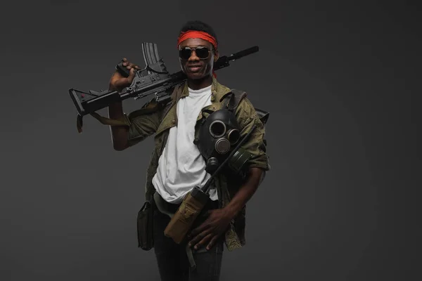 Studioaufnahme Eines Fröhlichen Soldaten Afrikanischer Herkunft Mit Rotem Stirnband Und — Stockfoto