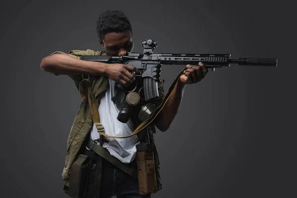 Estudio Tiro Bucanero Somalí Rifle Puntería Étnica Africana Aislado Gris — Foto de Stock