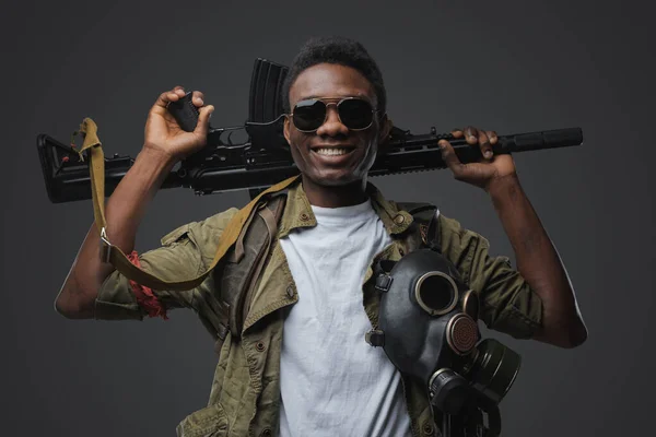 Retrato Guapo Gángster Somalí Sosteniendo Rifle Sus Hombros —  Fotos de Stock