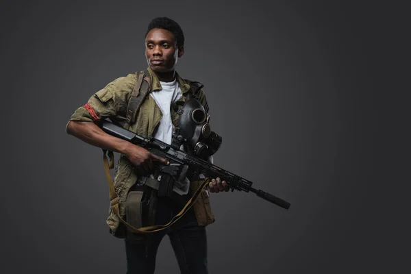 Disparo Soldado Negro Escenario Post Apocalíptico Vestido Con Uniforme Rifle —  Fotos de Stock