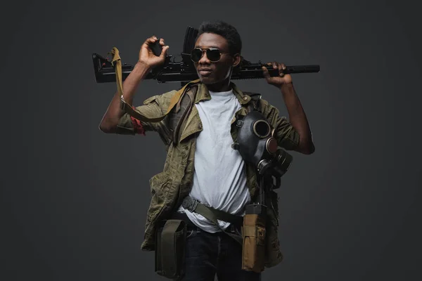 ハンサムなソマリアのギャングの肖像彼の肩にライフルを保持 — ストック写真