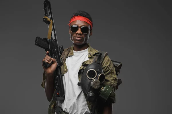 Студійний Знімок Військовослужбовця Африканської Етнічної Групи Червоною Головкою Рушницею — стокове фото