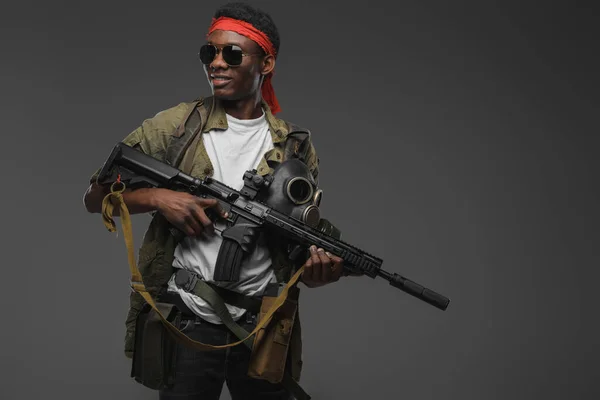 Tiro Pirata Alegre Etnia Africana Com Rifle Cenário Pós Apocalipse — Fotografia de Stock