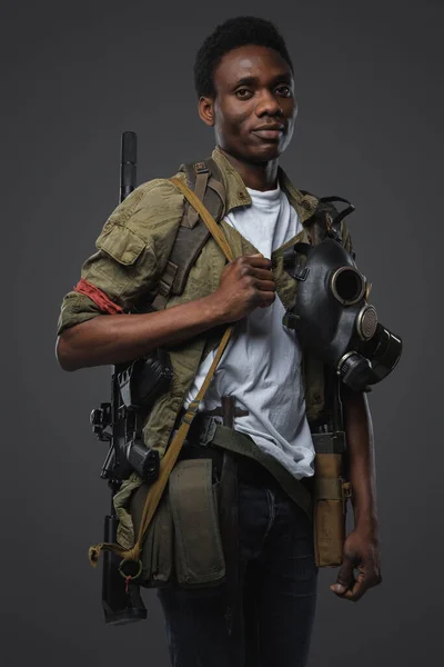 Снимок Мятежника Африканского Этнического Происхождения Постапокалиптическом Стиле Сером Фоне — стоковое фото