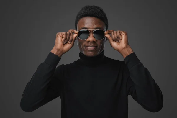 Shot Isolatedon Szary Tło Afrykanin Człowiek Trzyma Jego Okulary Przeciwsłoneczne — Zdjęcie stockowe