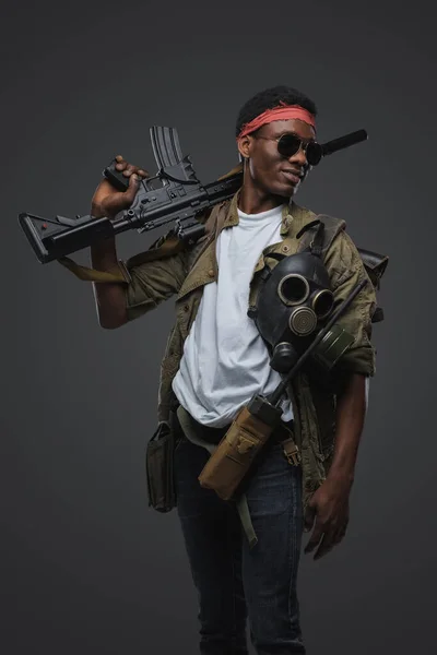 Estudio Tiro Militar Etnia Africana Con Diadema Roja Rifle — Foto de Stock
