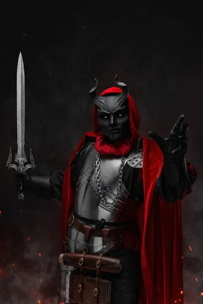 Esrarengiz Kara Tarikat Şövalyesi Sanatı Boynuzlu Maskeli Kırmızı Cüppeli — Stok fotoğraf