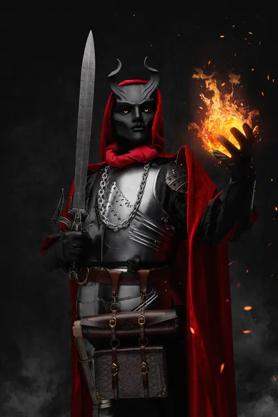 Мистецтво Езотеричного Чарівника Одягненого Срібний Кірас Червоний Халат Кидає Вогняну — стокове фото