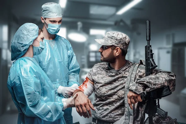 Lőtt Sebesült Katona Puskával Akit Két Sebész Kezel — Stock Fotó