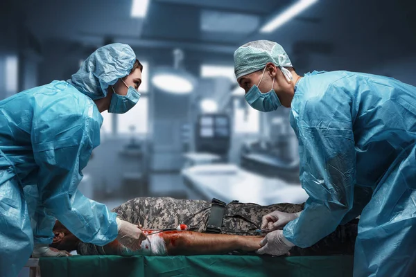 Постріл Лікарів Які Лікують Бійця Пораненою Рукою Сучасній Операційній Кімнаті — стокове фото