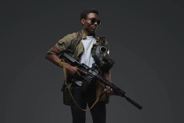 Studio Skott Somaliska Pirat Man Klädd Uniform Poserar Agianst Grå — Stockfoto