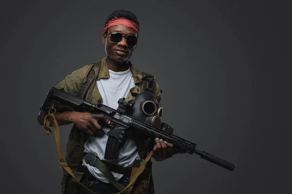 Shot Cheerful Pirate African Ethnic Rifle Setting Post Apocalypse — Stock Photo, Image