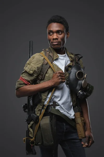 Aufnahme Eines Rebellen Afrikanischer Herkunft Postapokalyptischen Stil Vor Grauem Hintergrund — Stockfoto