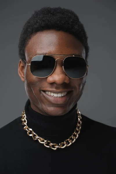 Trendiger Afrikanischer Mann Mit Rollkragenpullover Und Sonnenbrille Hochwertiges Fotostudio Foto — Stockfoto