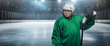 Yeşil spor giyim ve stadyumda kask giymiş hokey oyuncusu sanatı.