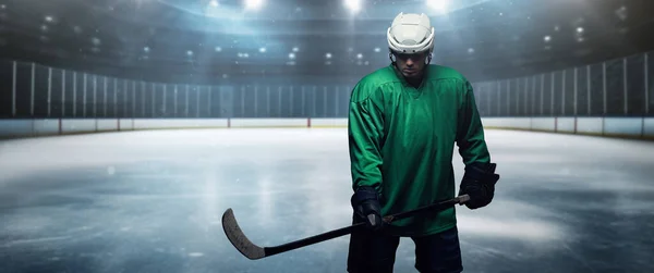 悲しいホッケー選手の芸術は スタジアムで緑のスポーツウェアとヘルメットに身を包んだ — ストック写真