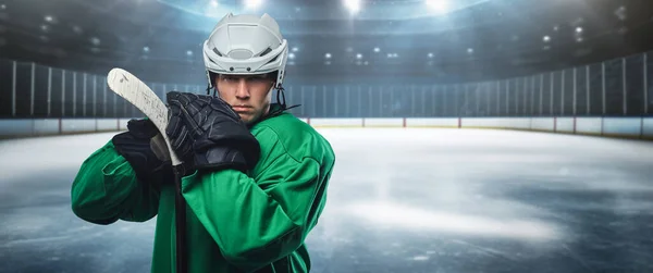 Hockeyspieler Grüner Sportbekleidung Und Helm Stadion — Stockfoto