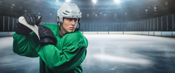 Hockeyspieler Grüner Sportbekleidung Und Helm Stadion — Stockfoto