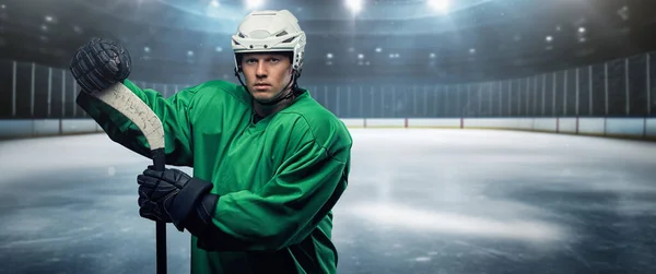 体育场身穿绿色运动服 头戴安全帽的曲棍球选手的艺术 — 图库照片