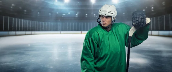Umění Hokejisty Oblečeného Zeleném Sportovním Oblečení Helmě Stadionu — Stock fotografie
