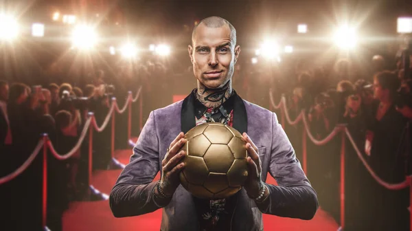 穿着时髦服装拿足球的英俊足球运动员的艺术 — 图库照片