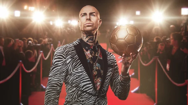 Sztuka Przystojny Piłkarz Ubrany Modny Garnitur Gospodarstwa Piłki Nożnej — Zdjęcie stockowe