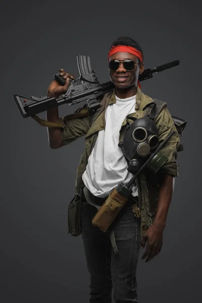 Estudio Tiro Militar Etnia Africana Con Diadema Roja Rifle —  Fotos de Stock