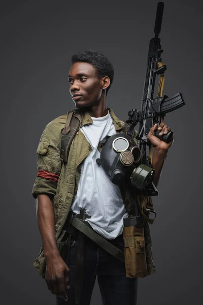 Retrato Hombre Pirata Africano Ajuste Post Apocalipsis Sobre Fondo Gris — Foto de Stock